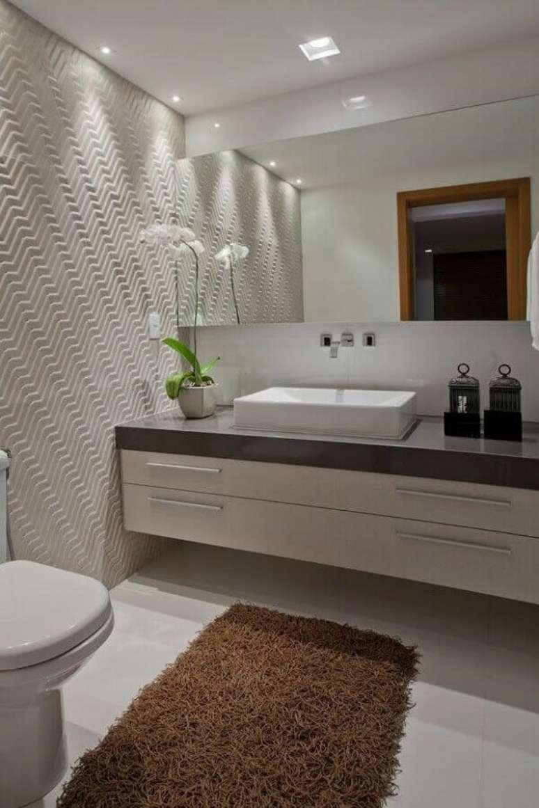 31. Decoração de banheiro social planejado com revestimento 3d – Foto: Pinterest