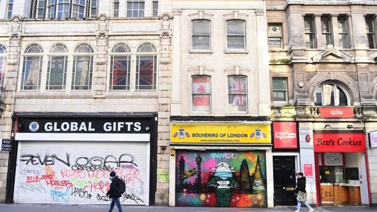Maioria das lojas na famosa Oxford Street de Londres praticamente não abriu ainda em 2021