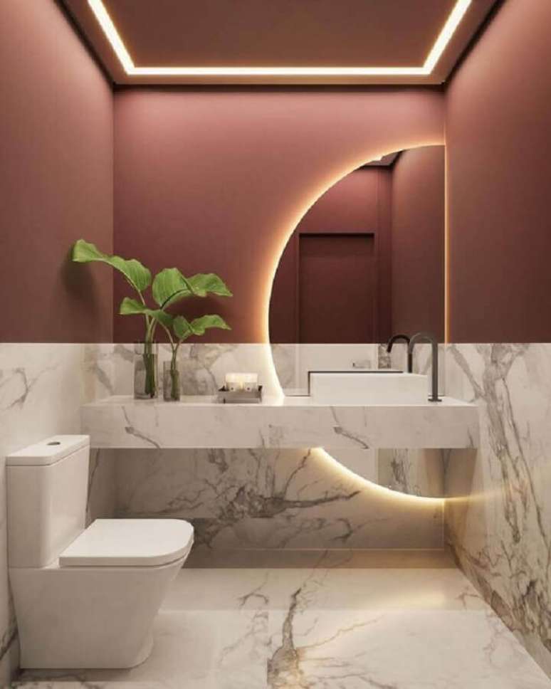 41. Espelho com luz para decoração de banheiro social com revestimento de mármore – Foto: Behance