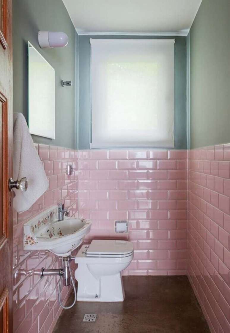 39. Banheiro social fes decorado com revestimento cor de rosa – Foto: Pinterest