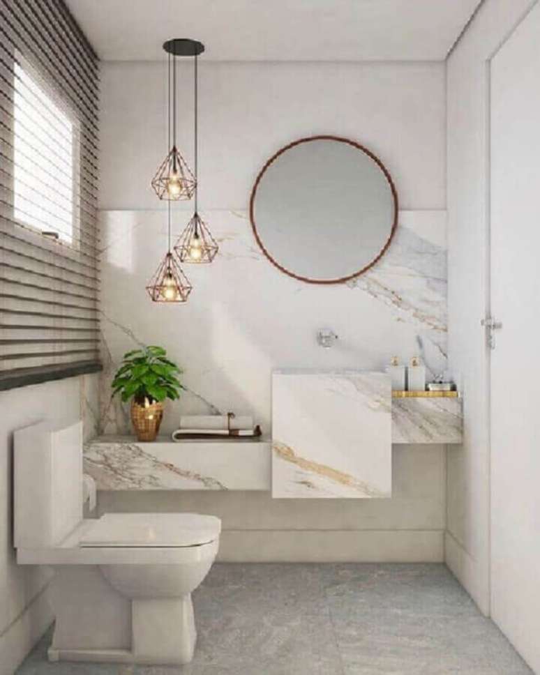 25. Pendente para banheiro social clean decorado com bancada de mármore – Foto: Fashion Bubbles