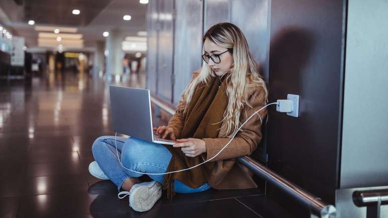 Devemos manter o computador portátil ligado à tomada o tempo todo?