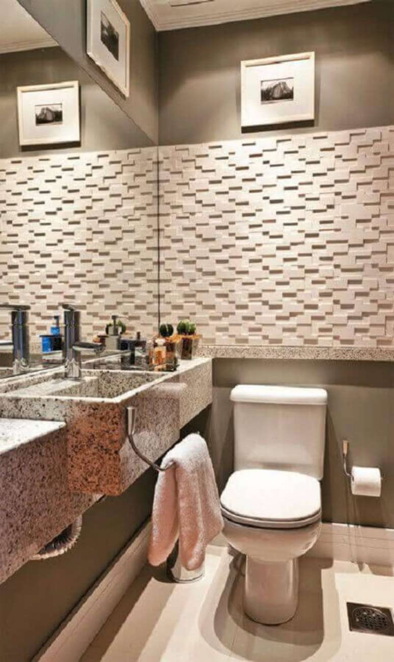 17. Revestimento 3D para banheiro social decorado com bancada de m&aacute;rmore &ndash; Foto: Home Fashion Trend