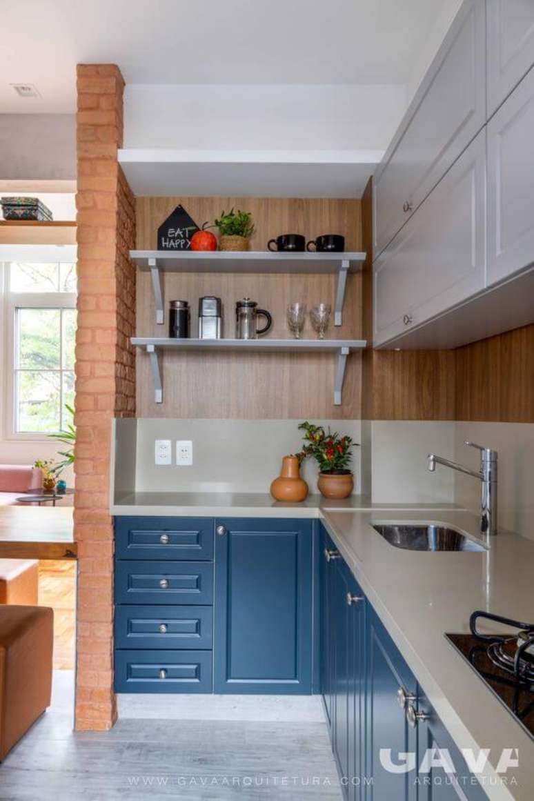 18. Mão francesa branca na cozinha azul – Foto Gava Arquitetura