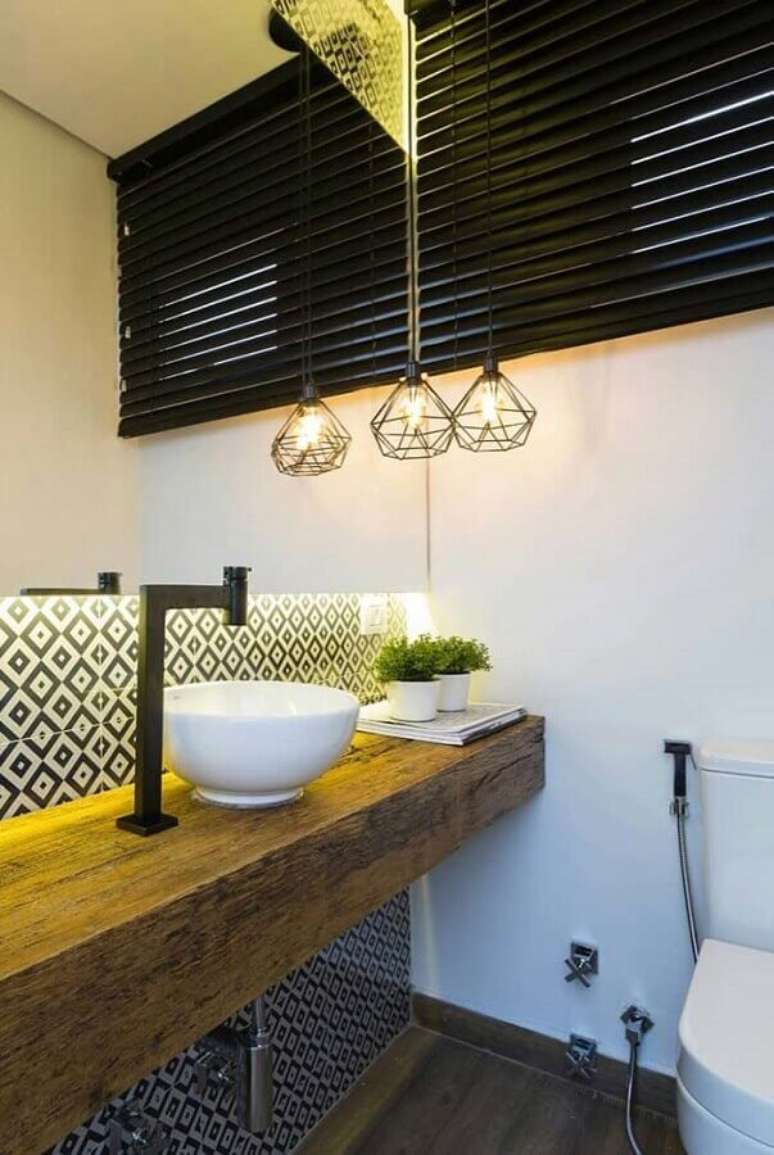 42. Decoração simples com pendente para banheiro social com bancada de madeira – Foto: Home Fashion Trend