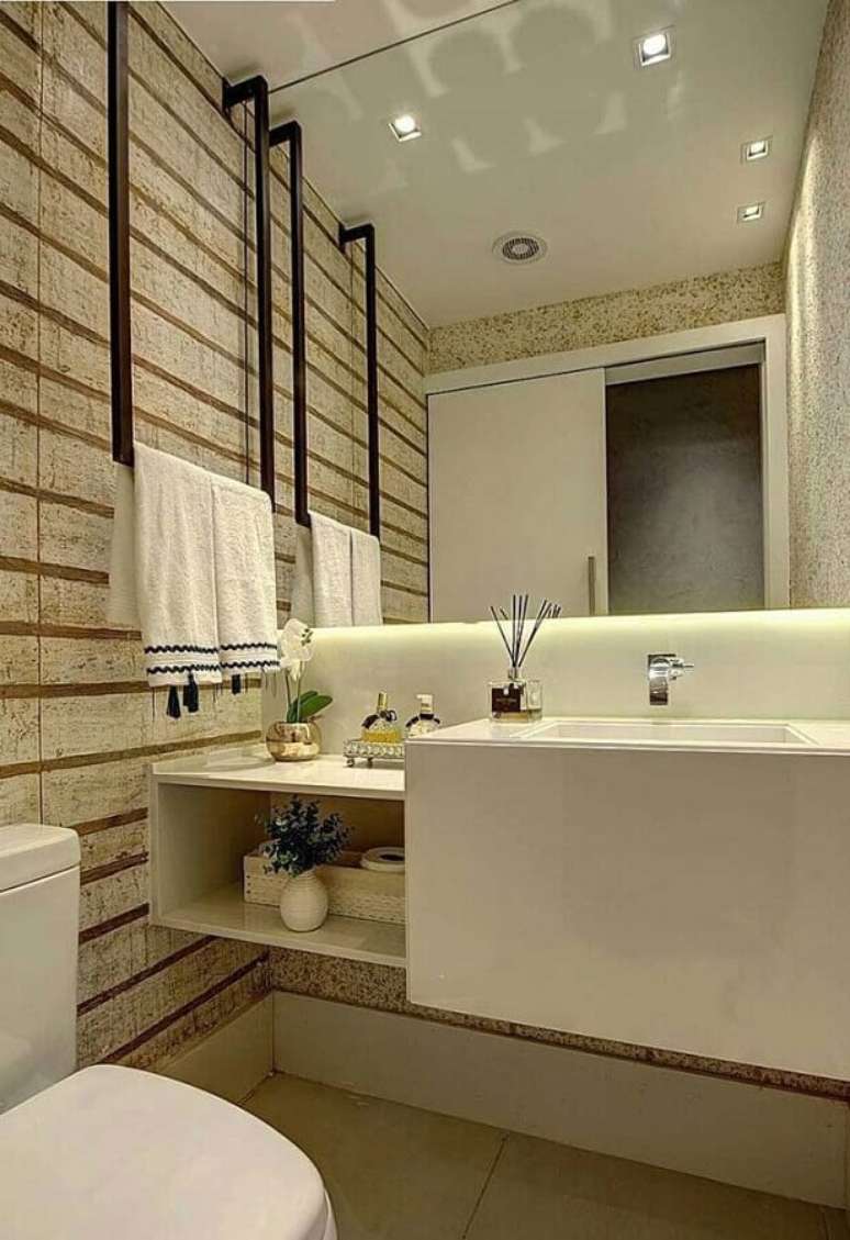 47. Papel de parede listrado para decoração de banheiro social planejado – Foto: Veia Arquitetônica
