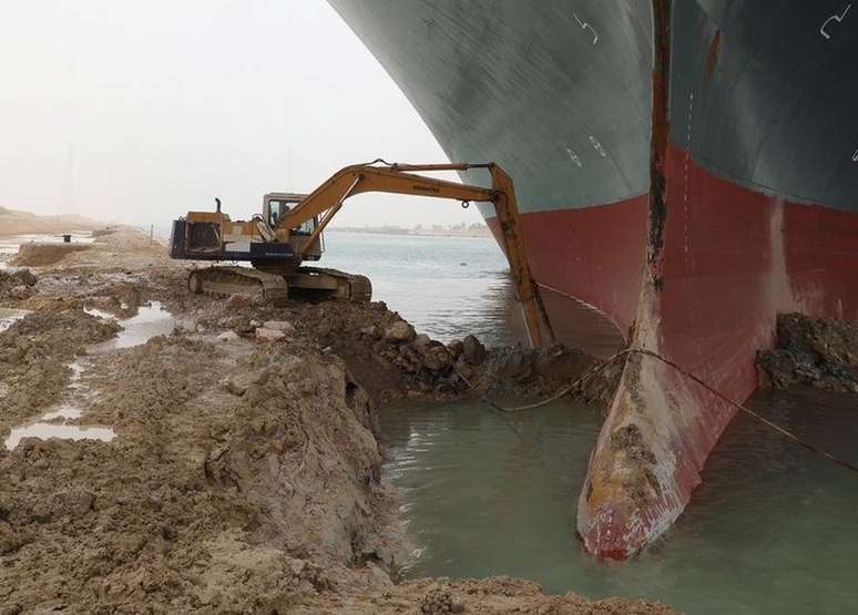 Operação de desencalhe envolve tentar tirar a areia e a lama para soltar a embarcação