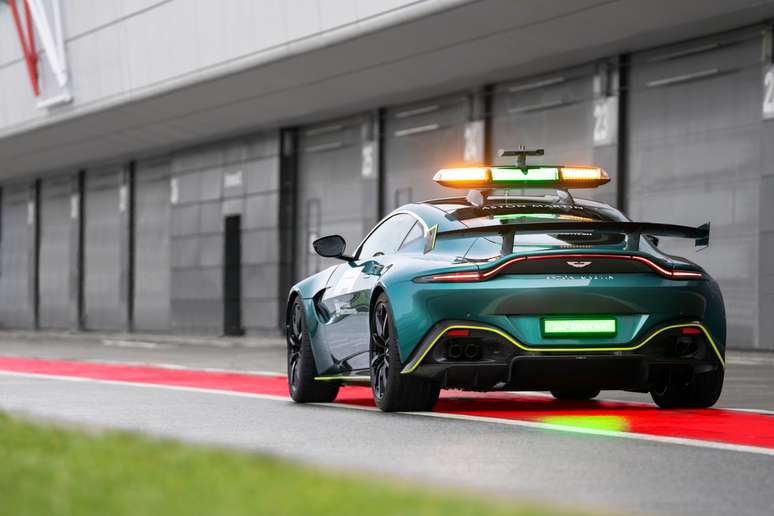 Aston Martin Vantage tem 535 cavalos de potência.