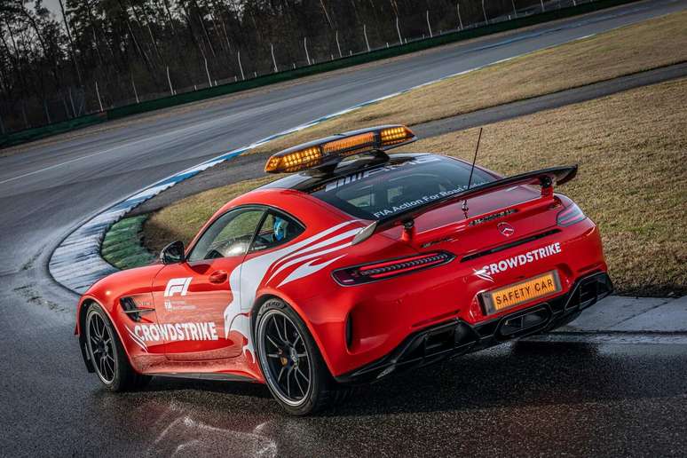 Mercedes-AMG GT R tem 585 cavalos de potência.