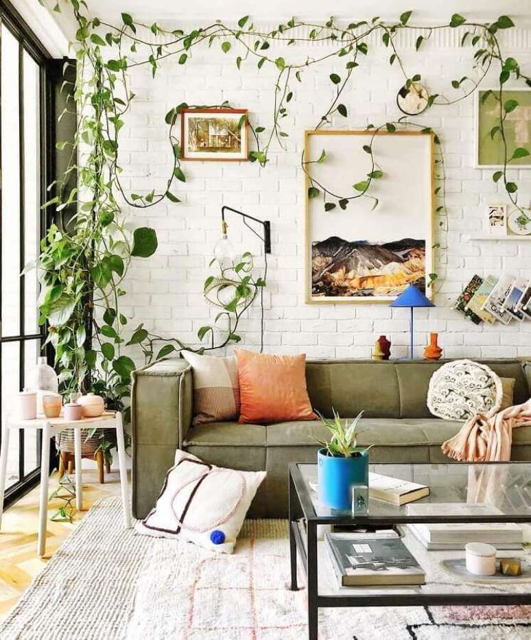 52. Decoração de sala branca com parede tijolinho branco e sofá verde oliva moderno – Foto: Jono Fleming