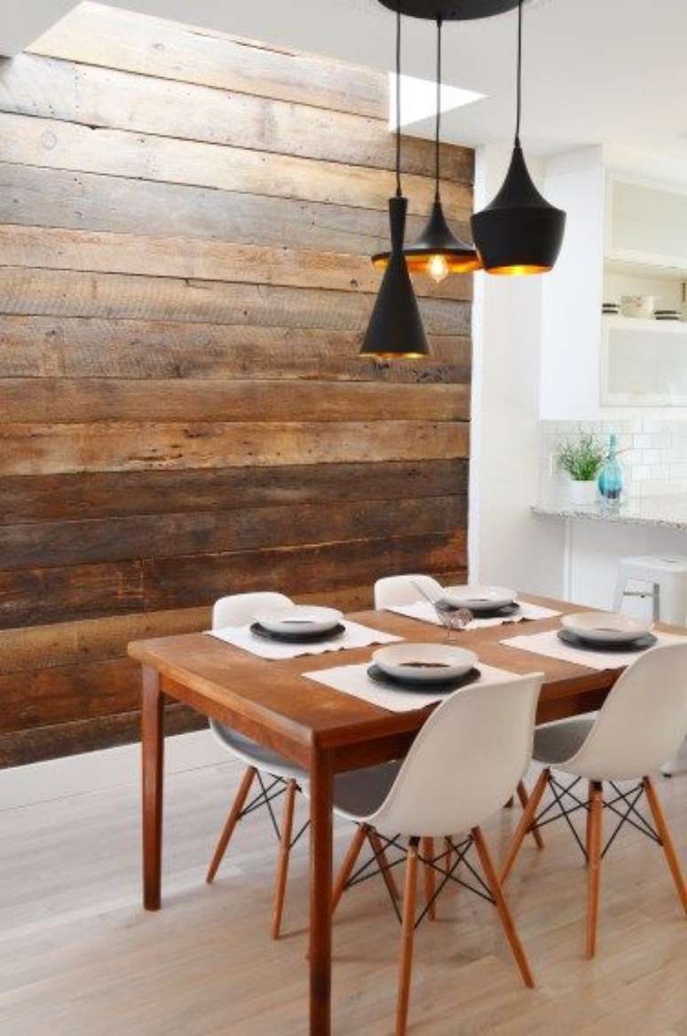 46. Papel de parede rustico de madeira na sala de estar – Foto Grey Galantine