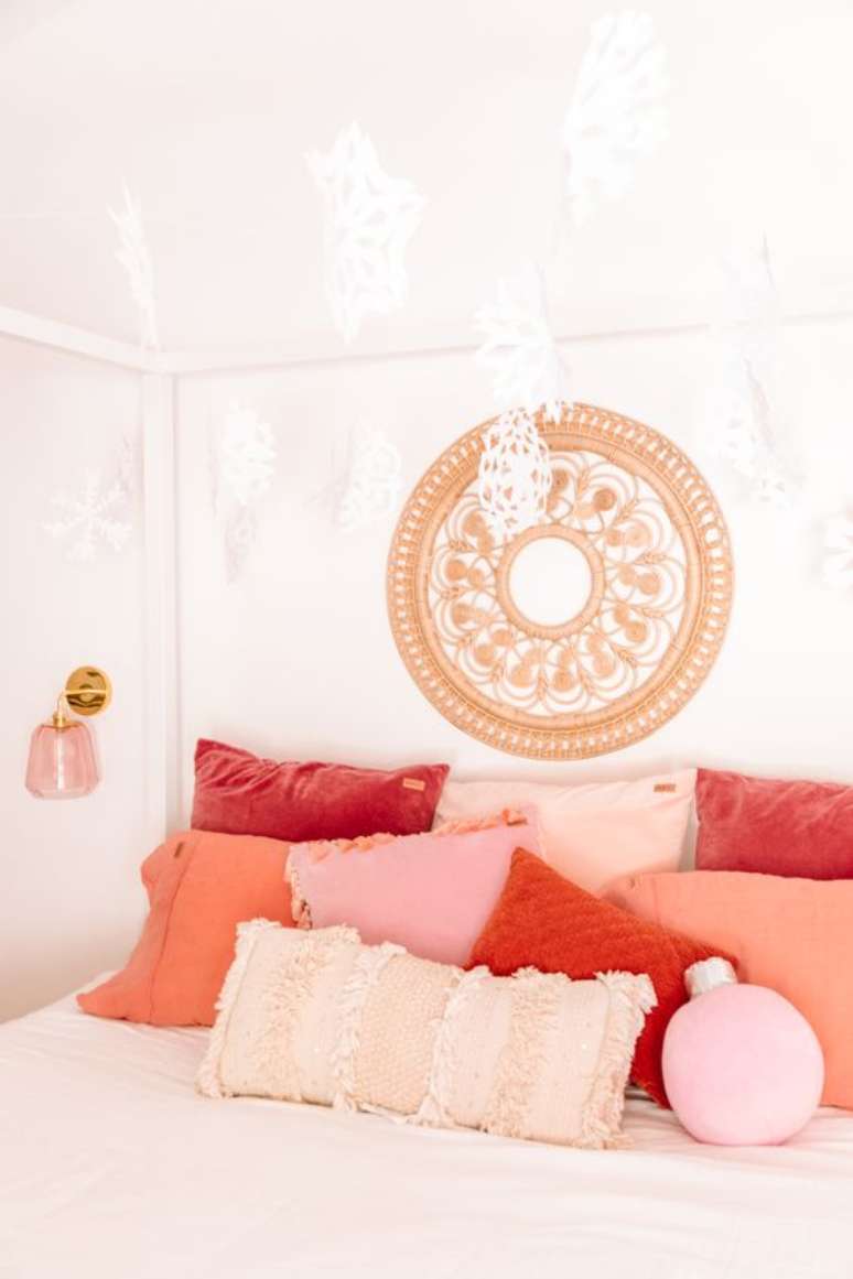 62. Almofadas cor coral no quarto branco &ndash; Foto Studio DIY
