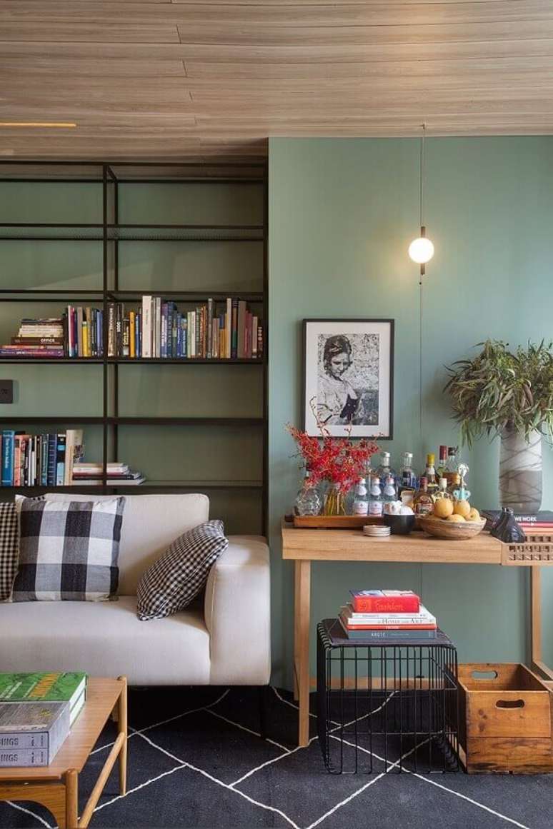 54. Parede verde oliva para decoração de sala de estar moderna – Foto: Conexão Décor