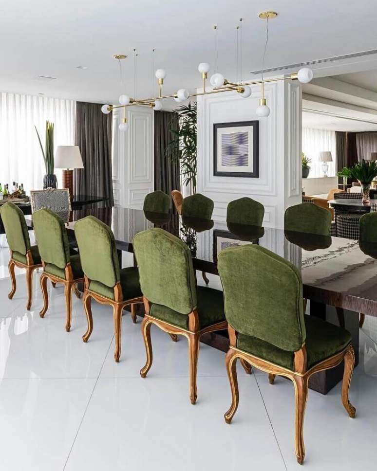 6. Decoração sofisticada para sala de jantar com cadeiras estofadas com tecido verde oliva – Foto: Maurício Karam Arquitetura