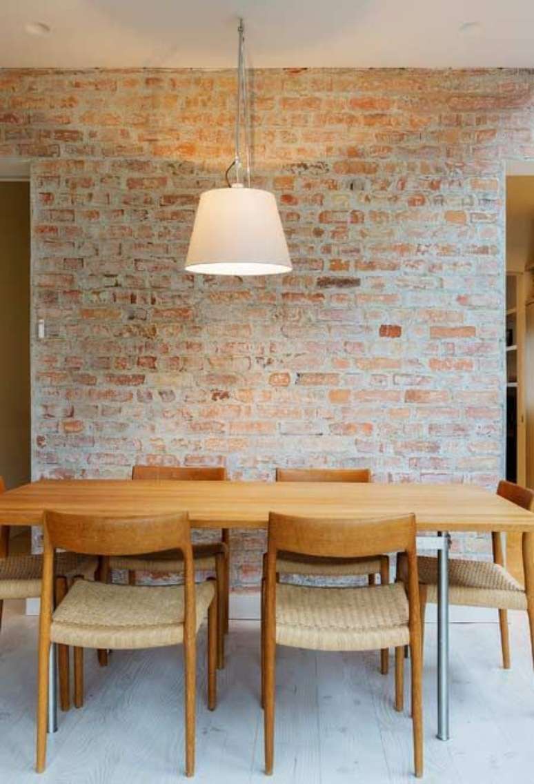 14. Sala de jantar com papel de parede rustico – Foto Pinterest