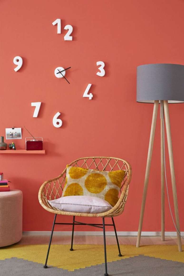 36. Parede cor coral com tapete amarelo e cinza Foto Pinterest