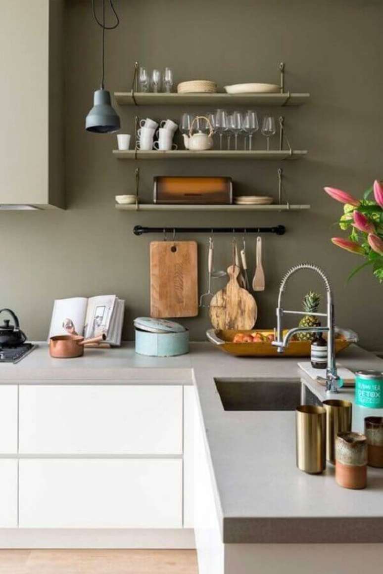 57. Decoração de cozinha branca com tinta verde oliva para parede – Foto: Habitissimo