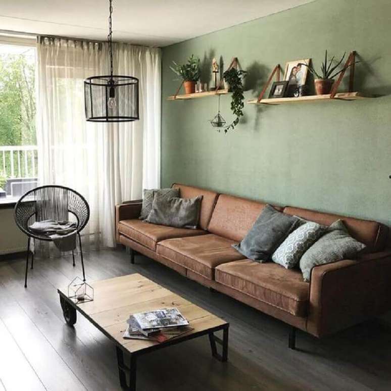 59. Parede verde oliva para sala simples decorada com sofá marrom – Foto: Pinterest