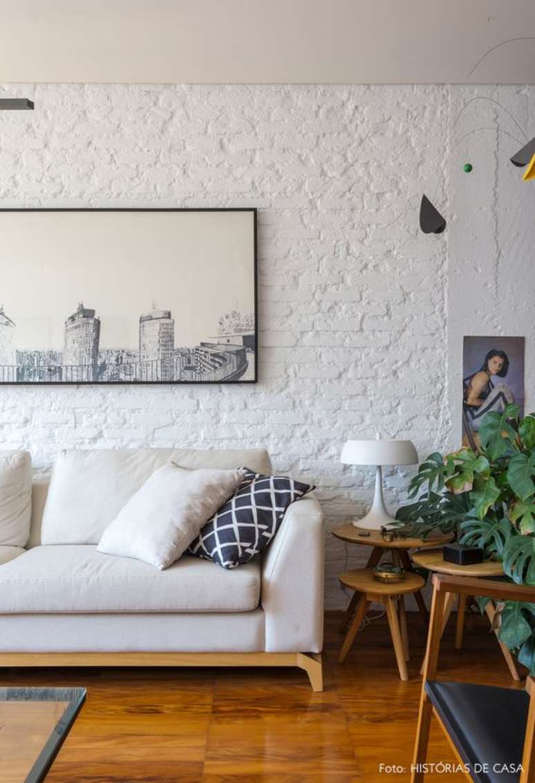 6. Sala clean com papel de parede rustico tijolinho branco – Foto Historias de Casa