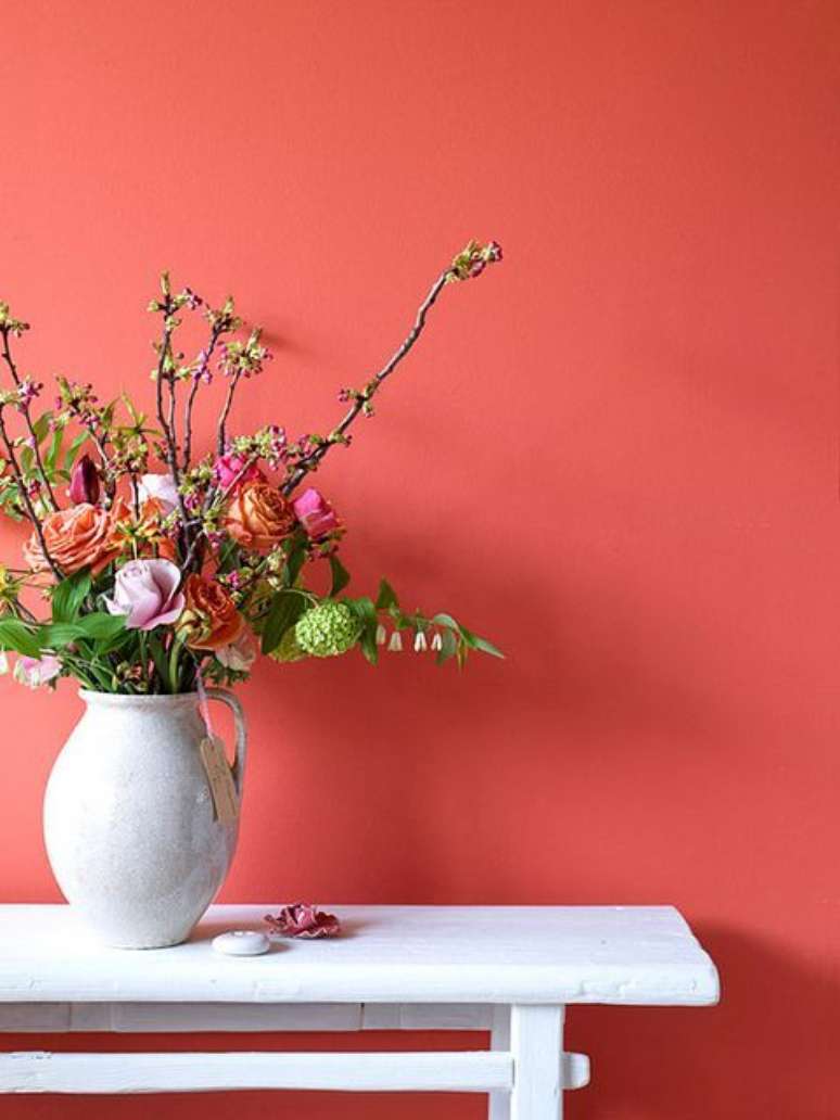 5. Parede cor coral com vaso de flores – Foto Simplichique