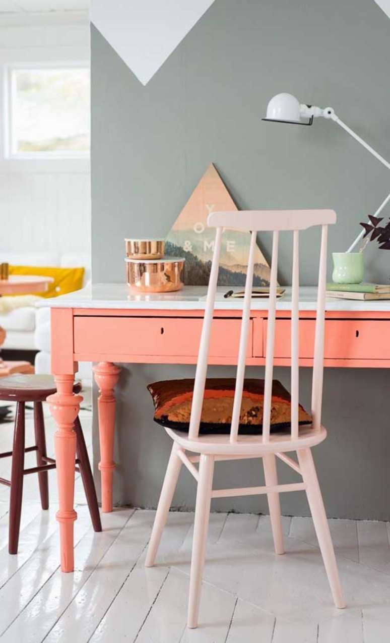 37. Escrivaninha cor coral com parede cinza &ndash; Foto Pinterest