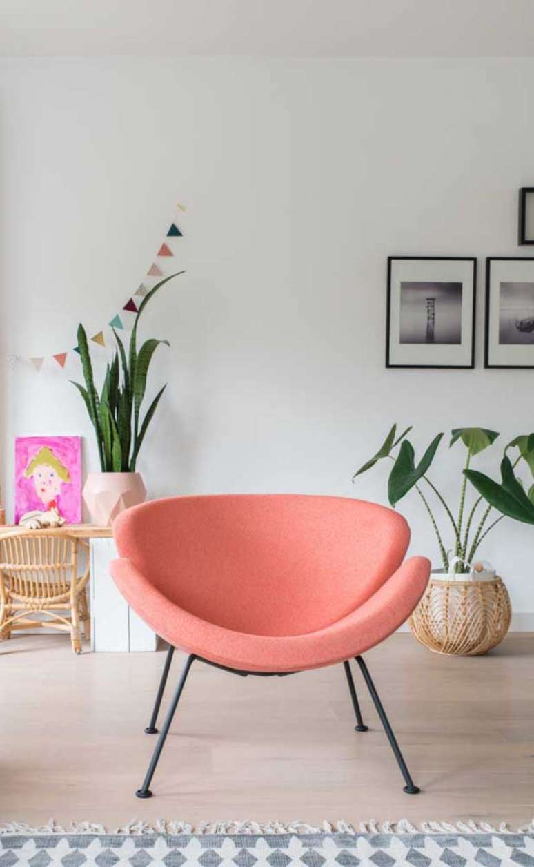 45. Poltrona cor coral para decoração moderna – Foto Pinterest