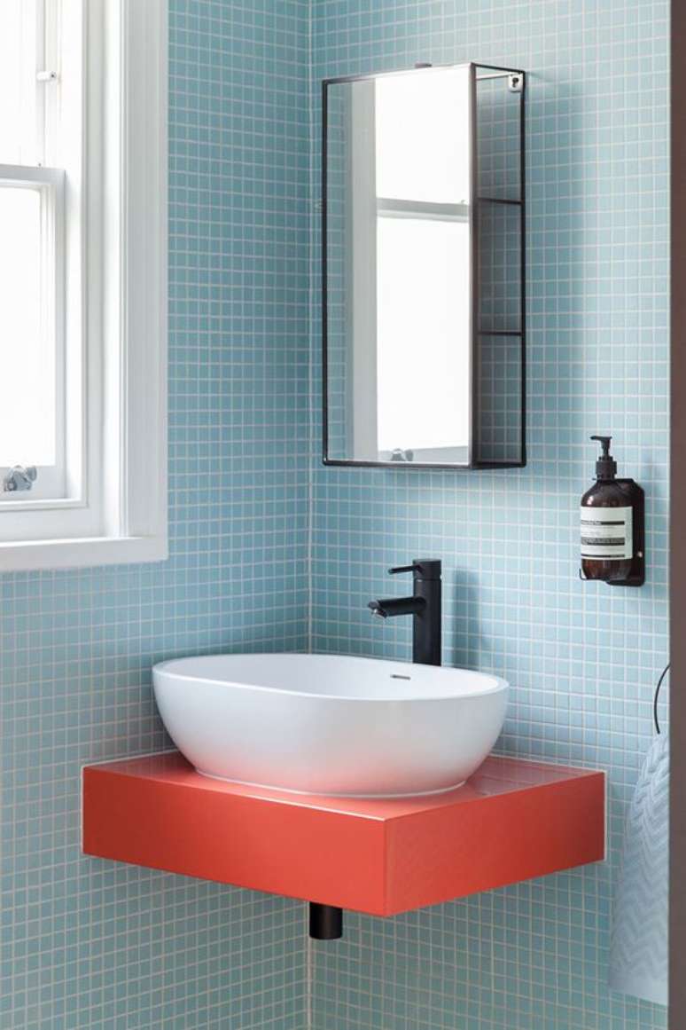 8. Banheiro azul com bancada coral – Foto Pufik Homes