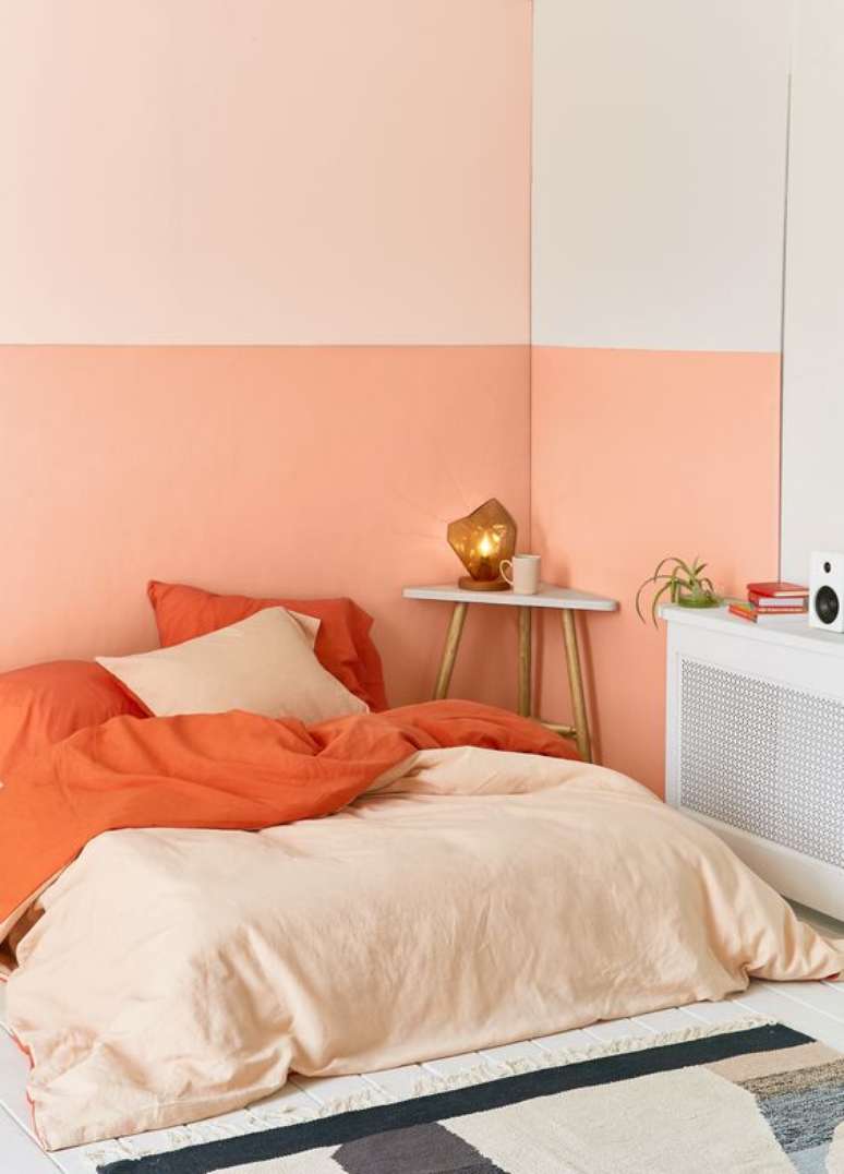 17. Cor coral na parede e roupa de cama do quarto moderno – Foto Urban Outifitteres