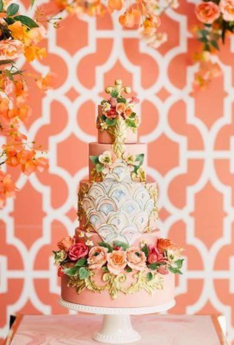 19. Decora&ccedil;&atilde;o com cor coral e detalhes dourados &ndash; Foto weddign Forwrd