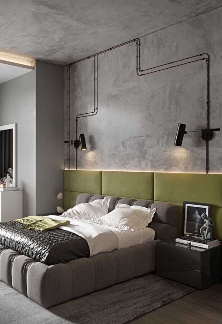 44. Quarto cinza estilo industrial decorado com parede de cimento queimado e cabeceira verde oliva estofada – Foto: Pinterest