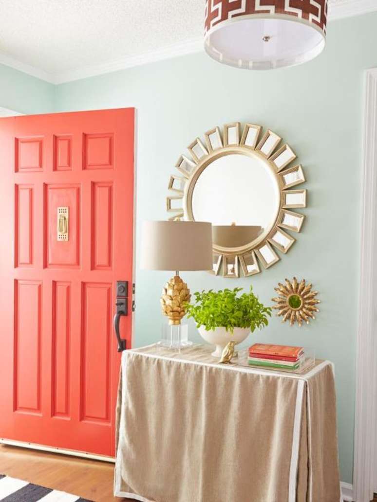 21. Decoração com porta Cor Coral – Foto Simplichique