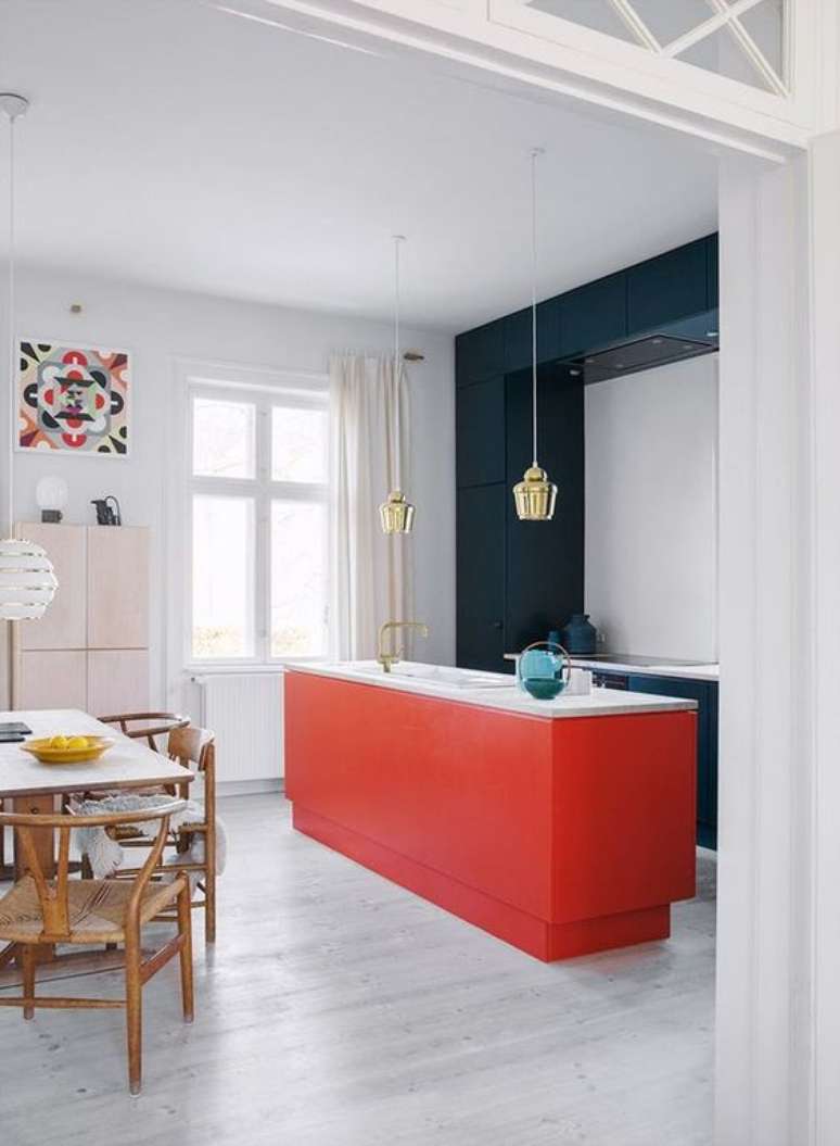 7. Bancada de cozinha cor coral e armário azul marinho – Foto Pinterest