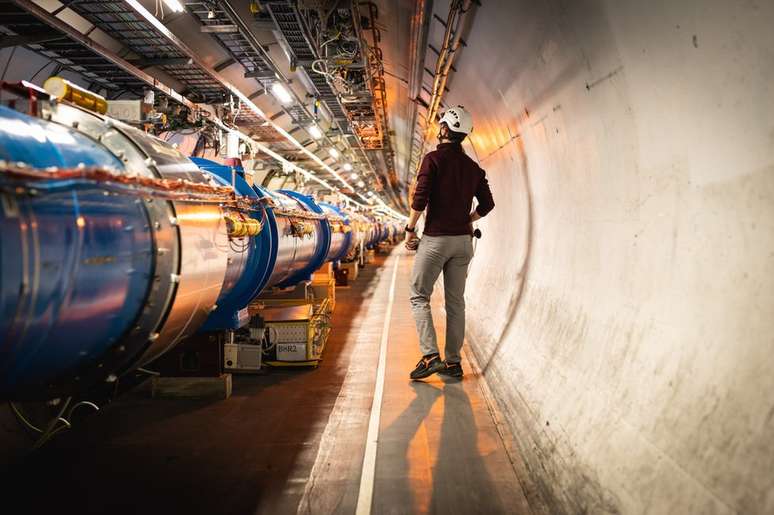 O acelerador de partículas foi construído em um túnel circular de 27 km sob a fronteira franco-suíça