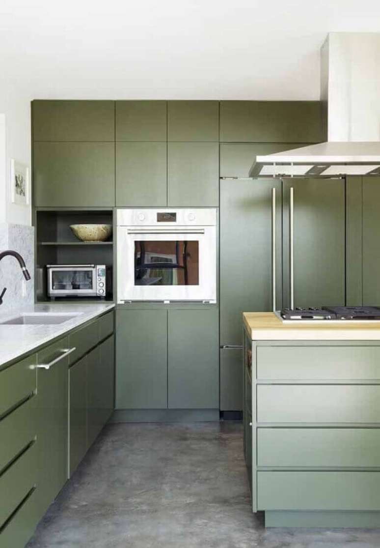 22. Decora&ccedil;&atilde;o de cozinha planejada moderna na cor verde oliva &ndash; Foto: Casinha Colorida