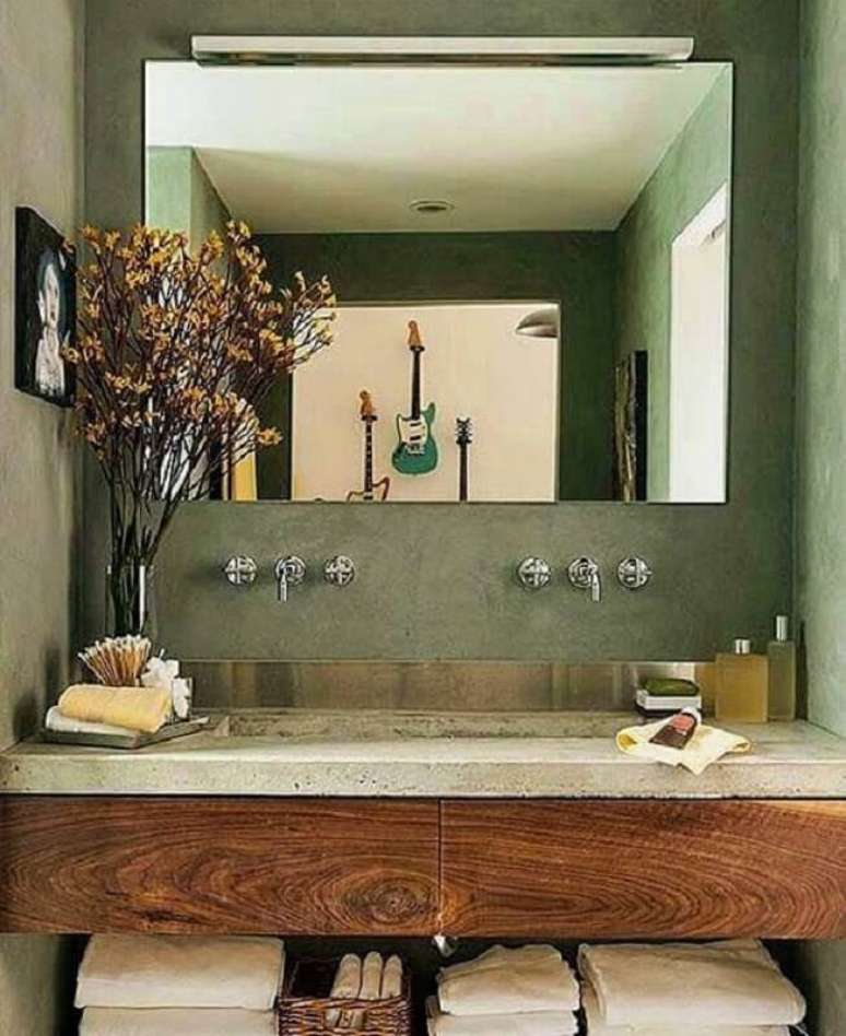 37. Parede verde oliva para banheiro decorado com espelho sem moldura – Foto: Pinterest