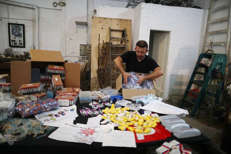Artista argentino Marcelo Toledo abre uma caixa de seringas que ser&atilde;o parte da exposi&ccedil;&atilde;o "Museu do Depois", em seu est&uacute;dio em Buenos Aires, Argentina
04/03/2021
REUTERS/Agustin Marcarian