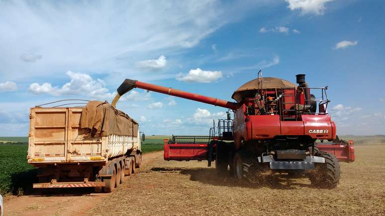 Colheita de soja em uma fazenda em Campo Verde, no Mato Grosso
REUTERS/Gustavo Bonato