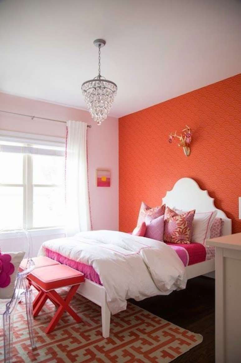 43. Parede cor coral no quarto em detalhes rosa – Foto Blog Lovin