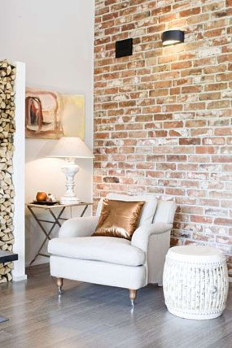 40. Papel de parede rustico para sala com poltrona branca – Foto Pinterest