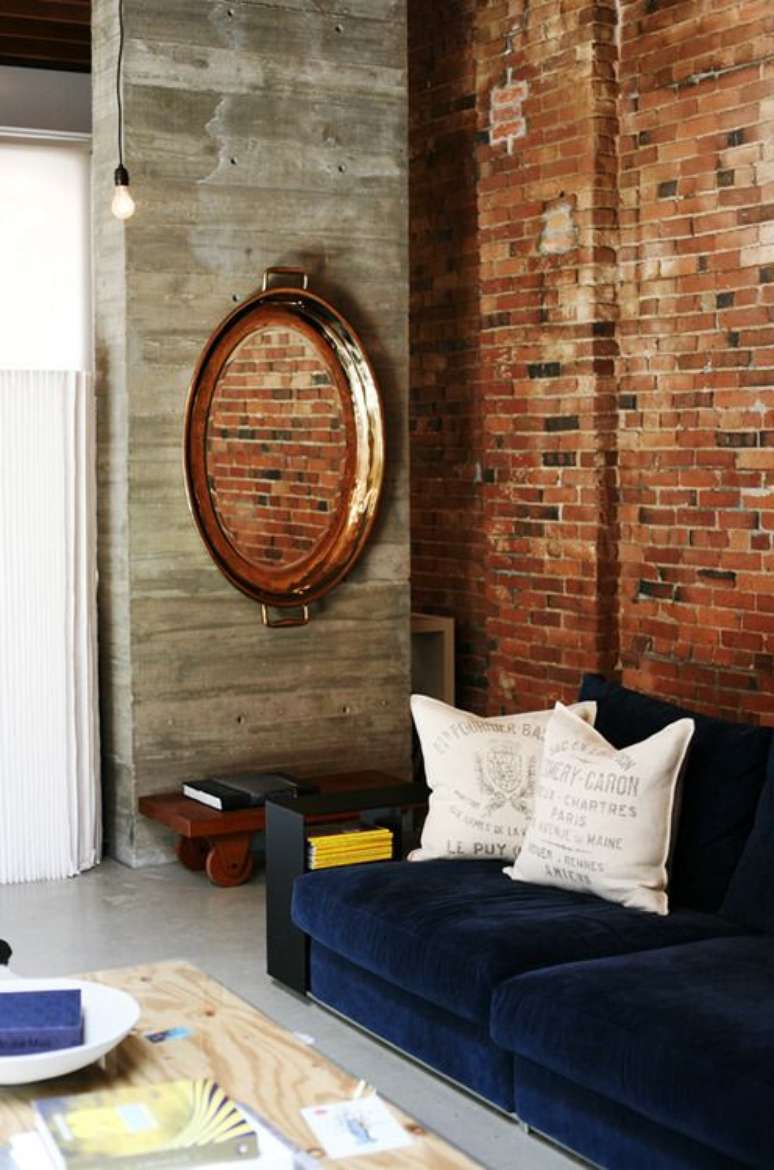 20. Sala com papel de parede rustico e sofá azul marinho – Foto Dream Book Desing