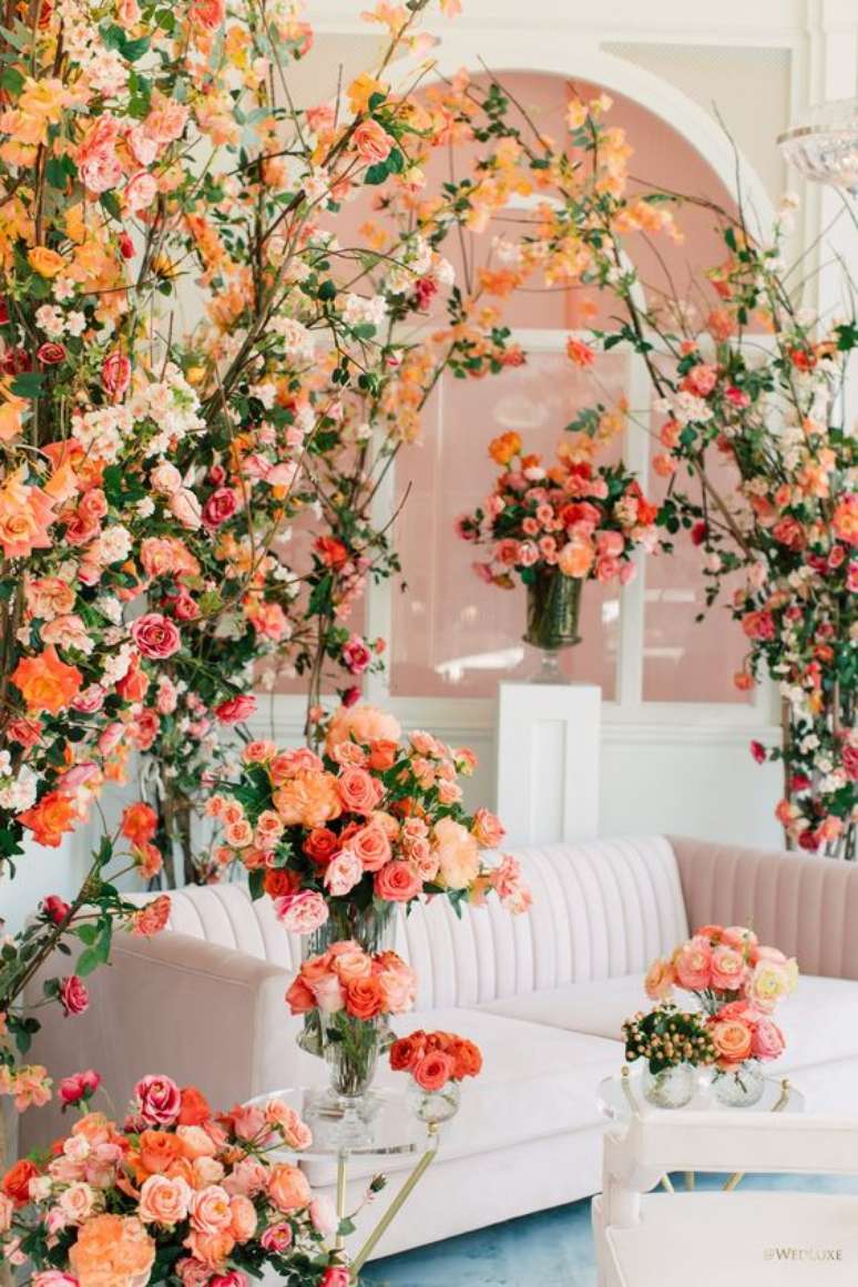 20. Decora&ccedil;&atilde;o com flores cor coral &ndash; Foto Pinterest