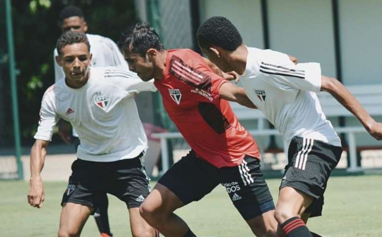 São Paulo conta com o reforço de jovens de Cotia no treino desta segunda