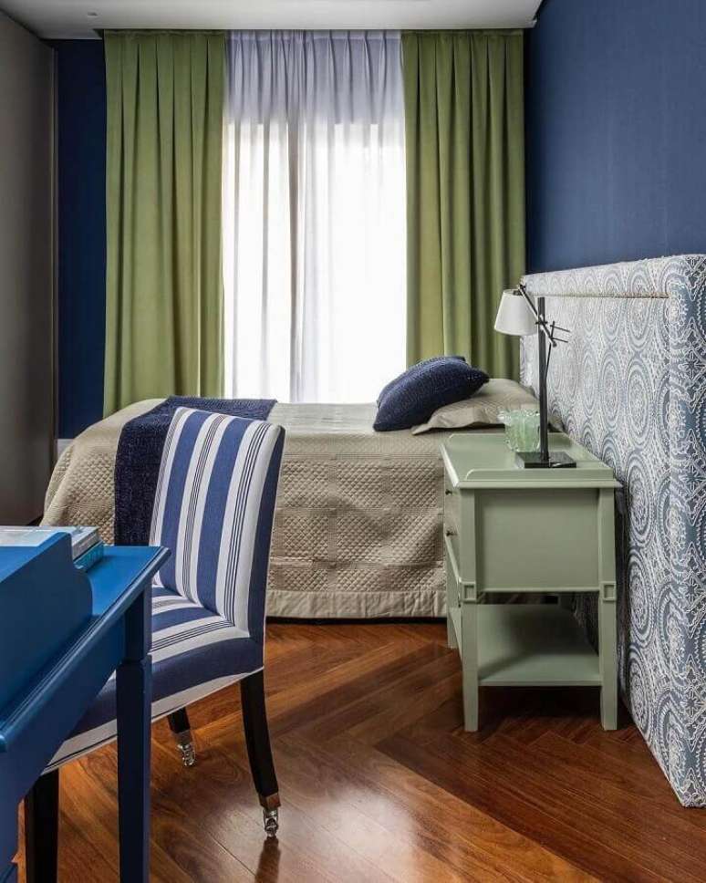 8. Quarto de casal azul decorado com cortina na cor verde oliva &ndash; Foto: Maur&iacute;cio Karam Arquitetura