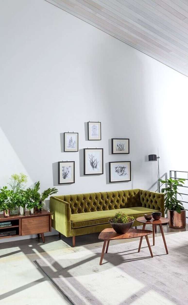 7. Sofá verde oliva capitonê para sala branca decorada com mesa de centro de madeira – Foto: Home Design Ideas