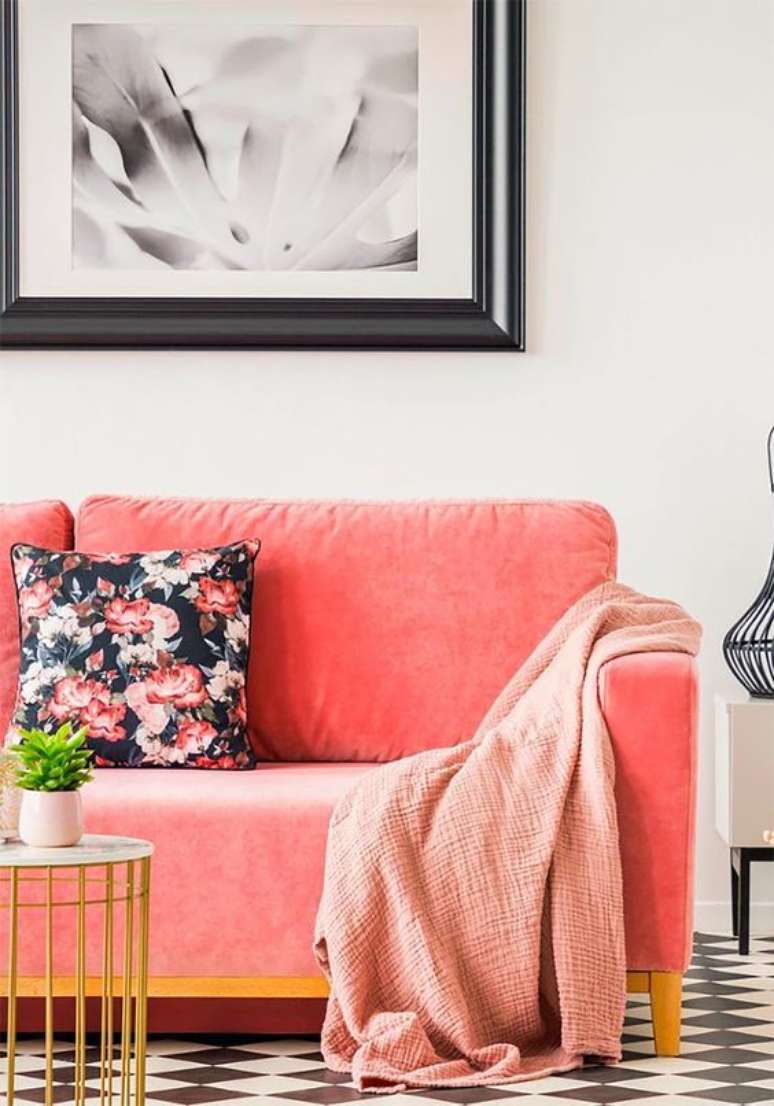 2. Sofá cor coral na sala de estar – Foto Pinterest