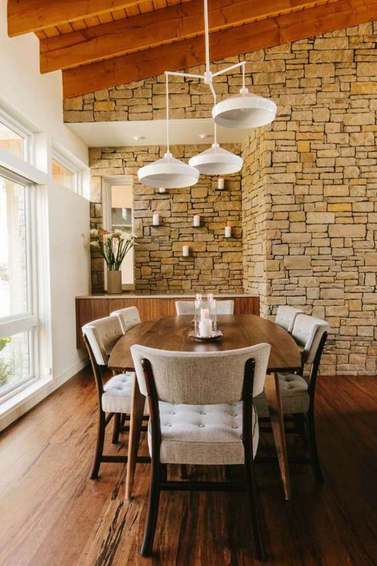 9. Sala de jantar com papel de parede rustico – Foto One Kindesign