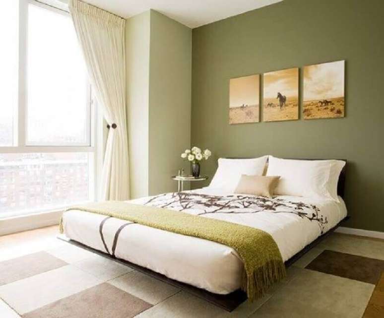 26. Quarto de casal clean decorado com parede verde oliva – Foto: Pinterest