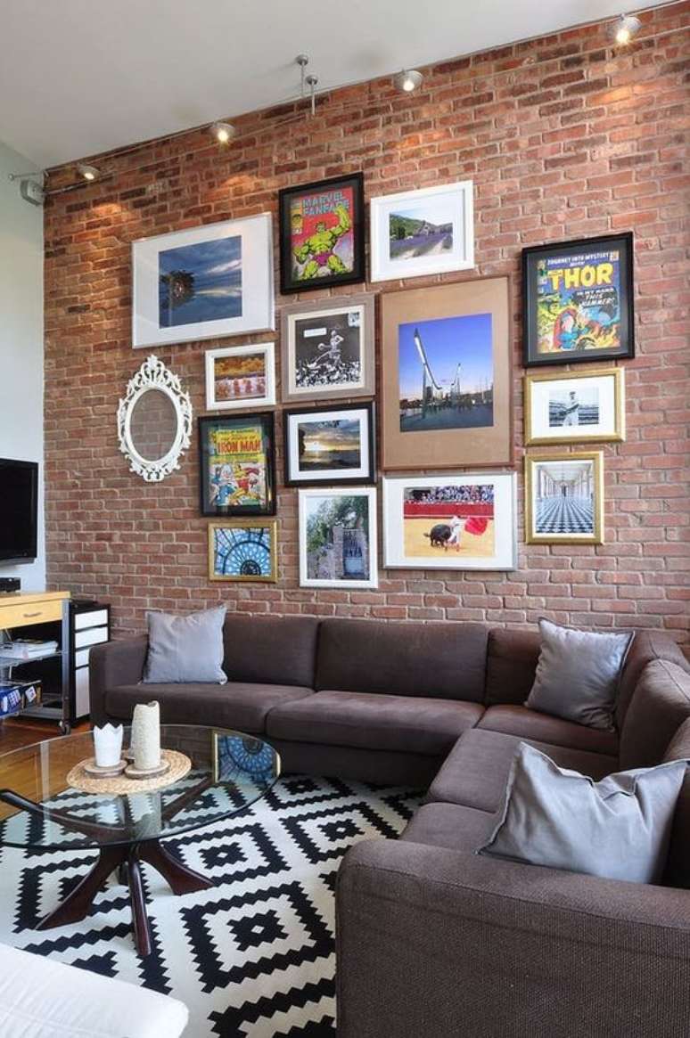 19. Sala de estar com papel de parede rustico de tijolinho – Foto Apartment Therapy