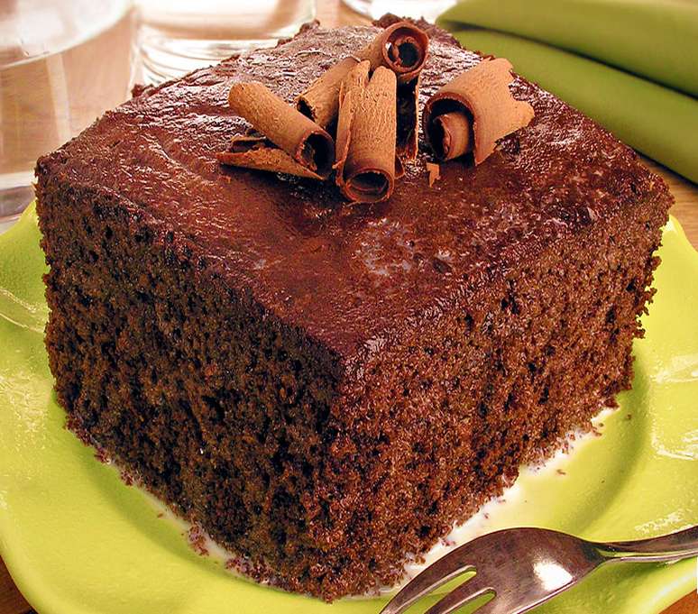 Hoje é o Dia do Cacau. Que tal comemorar a data com um dos maravilhosos  bolos da Vó Alzira? Fica a nossa dica: Bolo de chocolate tradicional com, By Fabrica de Bolo Vó Alzira - Carapicuiba