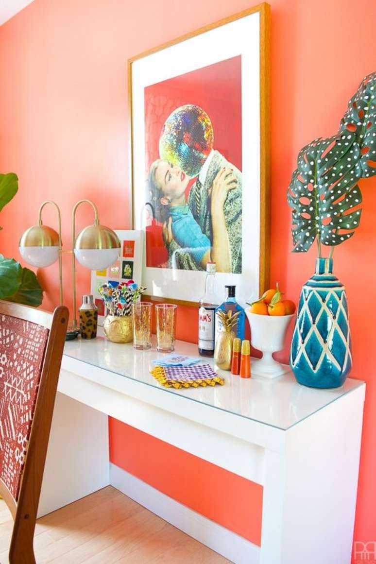 1. Decoração cor coral com quadro colorido – Foto Pinterest